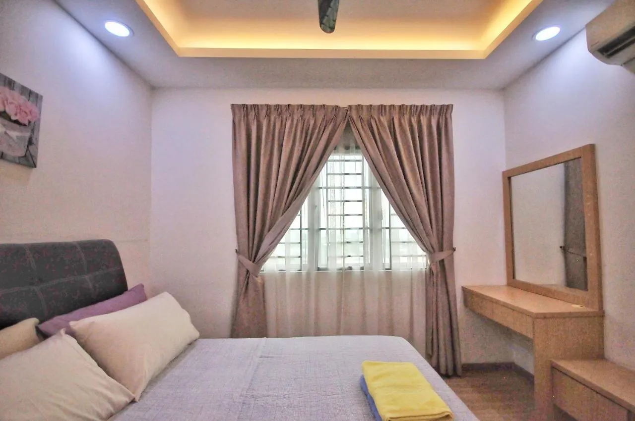 Rusnoor Homestay Alami Residensi 2-17-2 Shah Alam