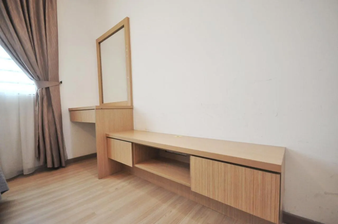 Rusnoor Homestay Alami Residensi 2-17-2 Shah Alam 0*,  Malaysia